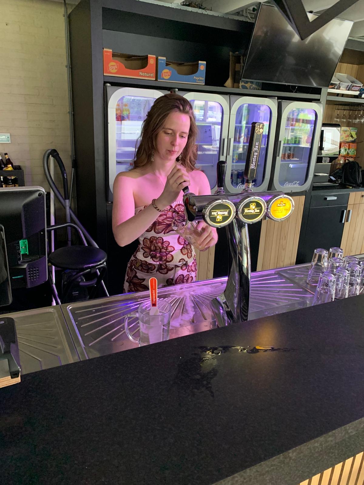 Kantinebeheerders oefenen op tappen