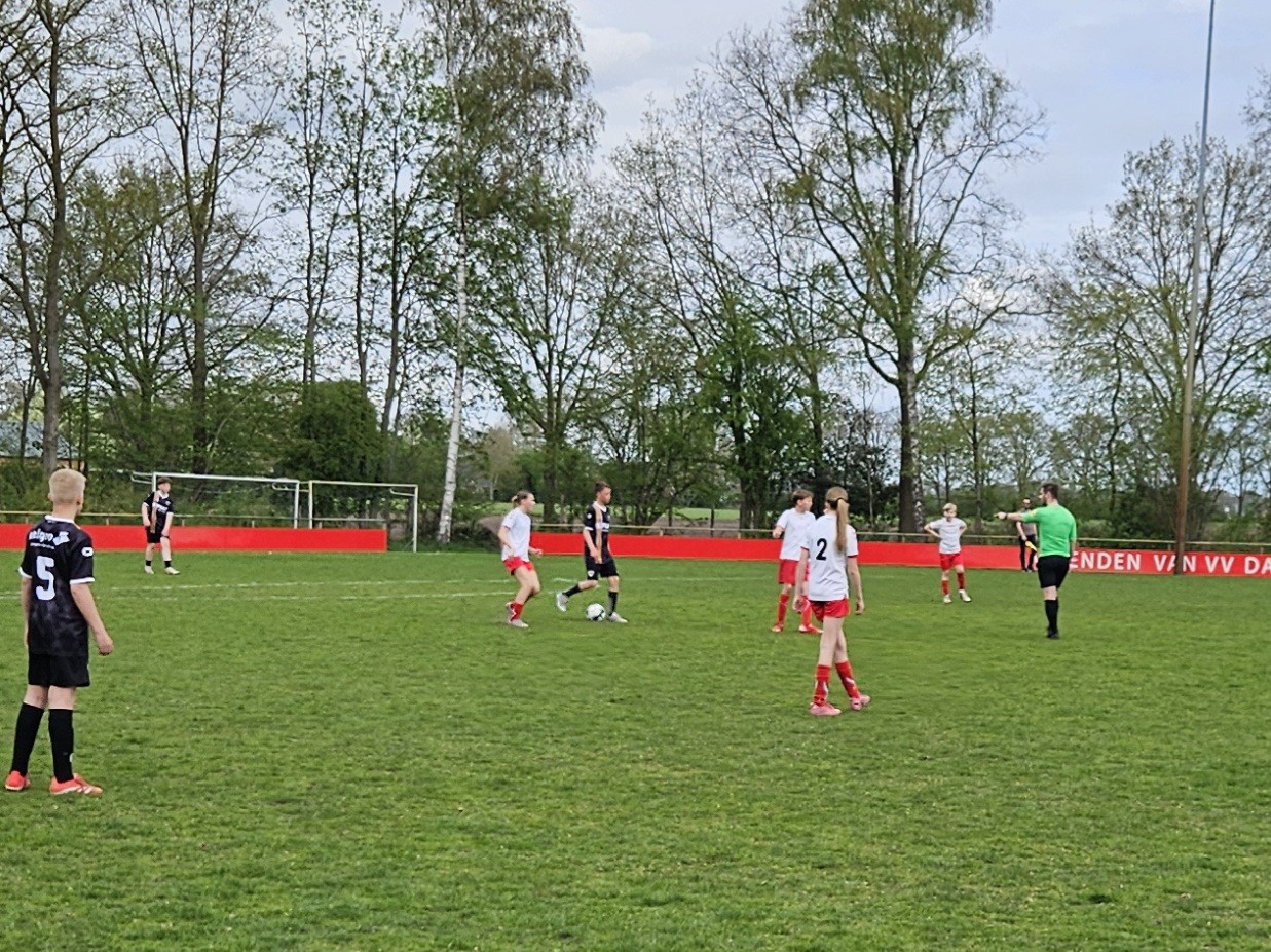 🔴⚪️ JO13-2 STRIJDT ALS LEEUWEN (MAAR DE BAL IS ROND EN EIGENWIJS) 🔴⚪️