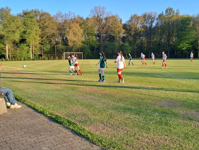 Meiden onder 15 oefenen tegen MO-15 Bergentheim