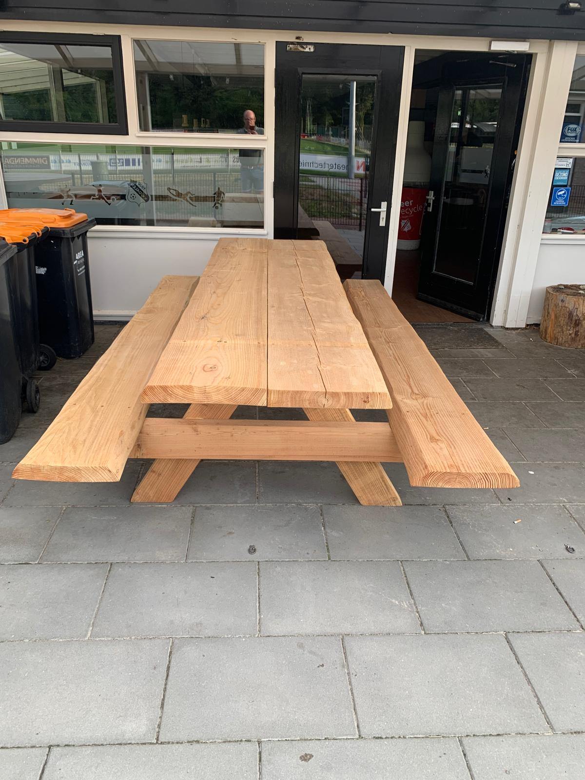 Vier nieuwe statafels en één nieuwe picknicktafel op terras geplaatst