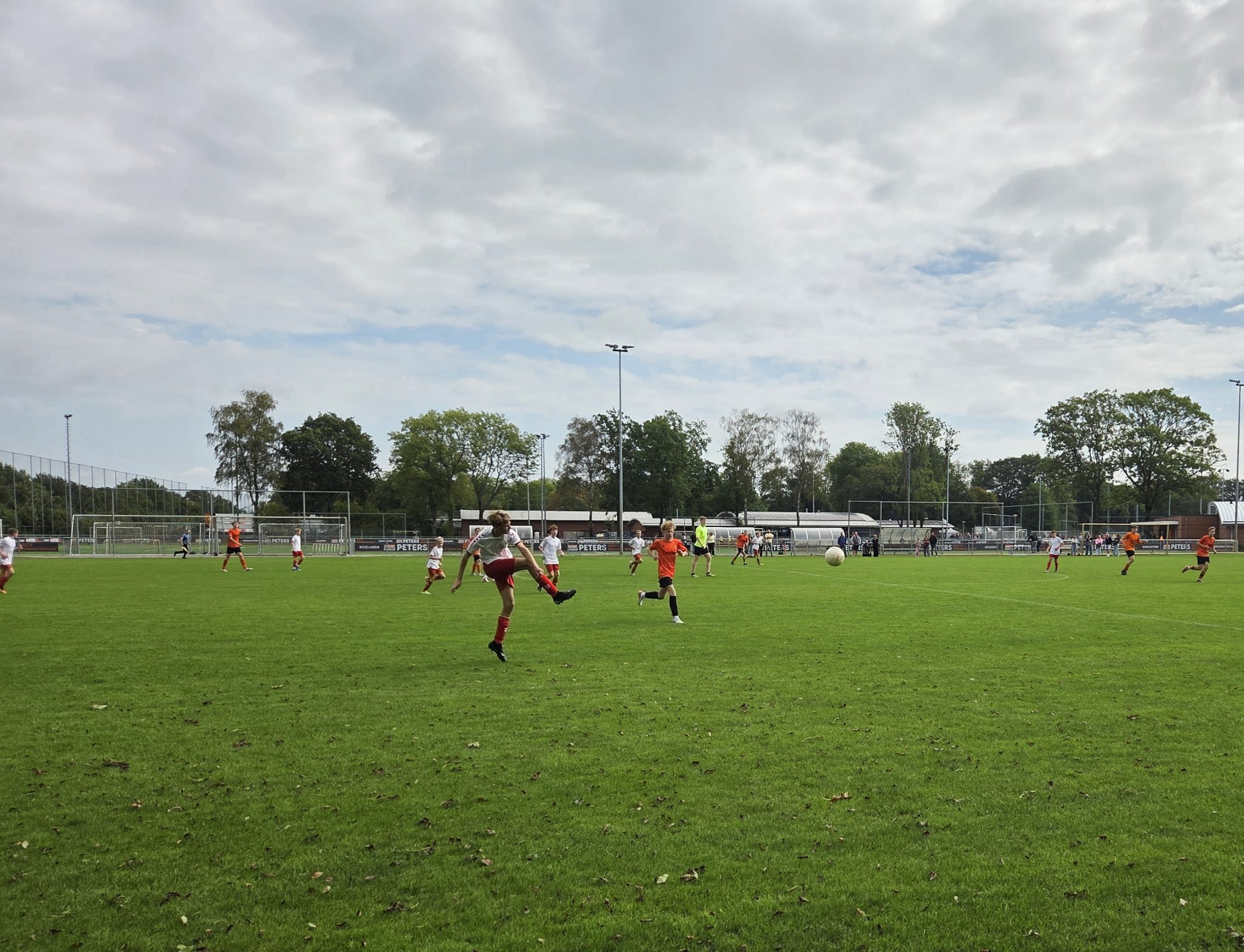 JO 15-2 beleeft heerlijk voetbalavontuur in Hardenberg ondanks eigenwijs scorebord