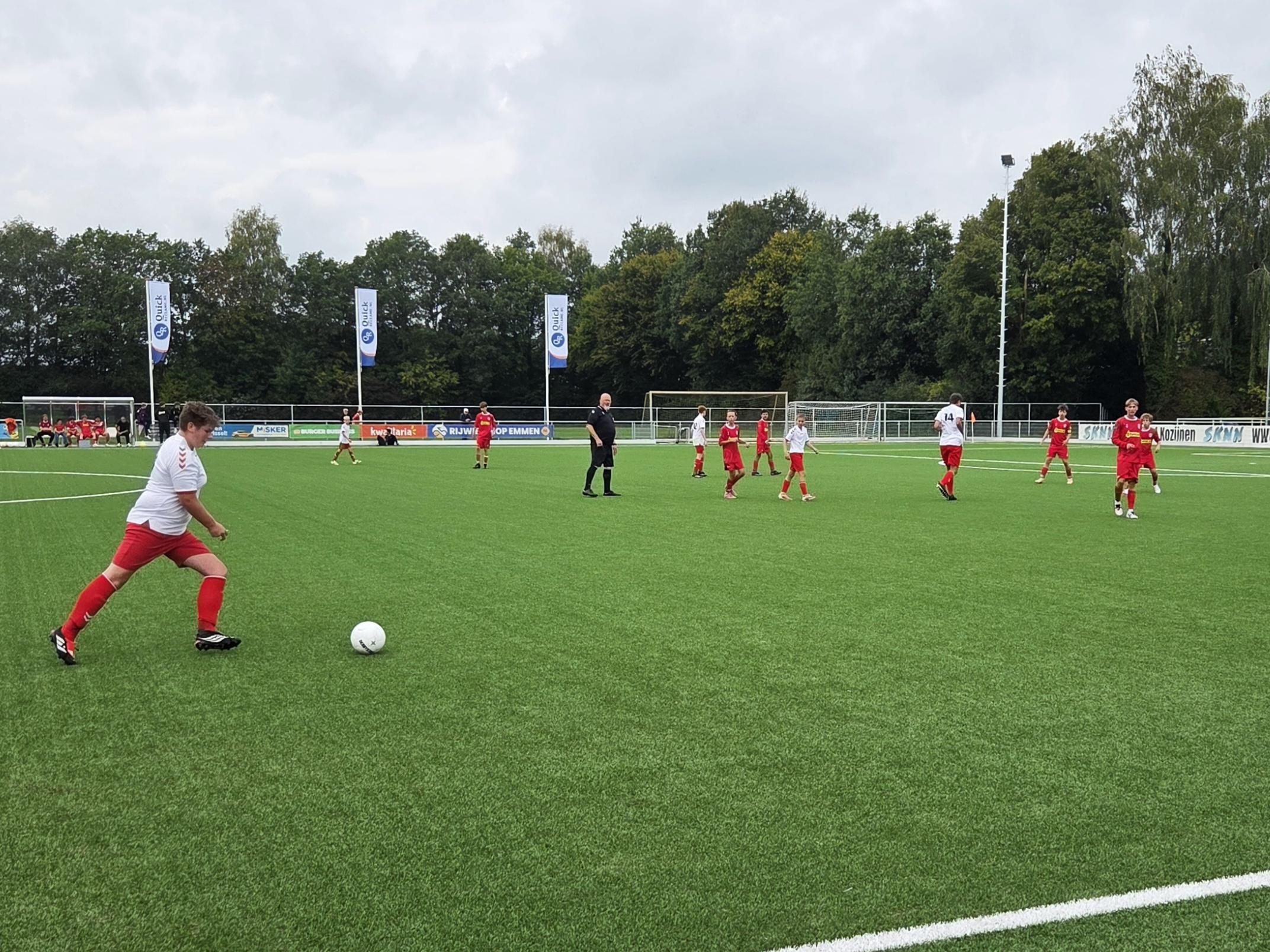 Voetbal in de lentezon : JO15-2 strijdt met volle overtuiging bij Bargeres! ⚽☀️